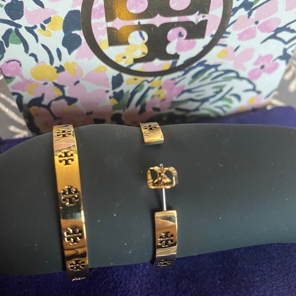 Tory Burch gold pierced T hoop earrings -New - Picture 3 of 5
